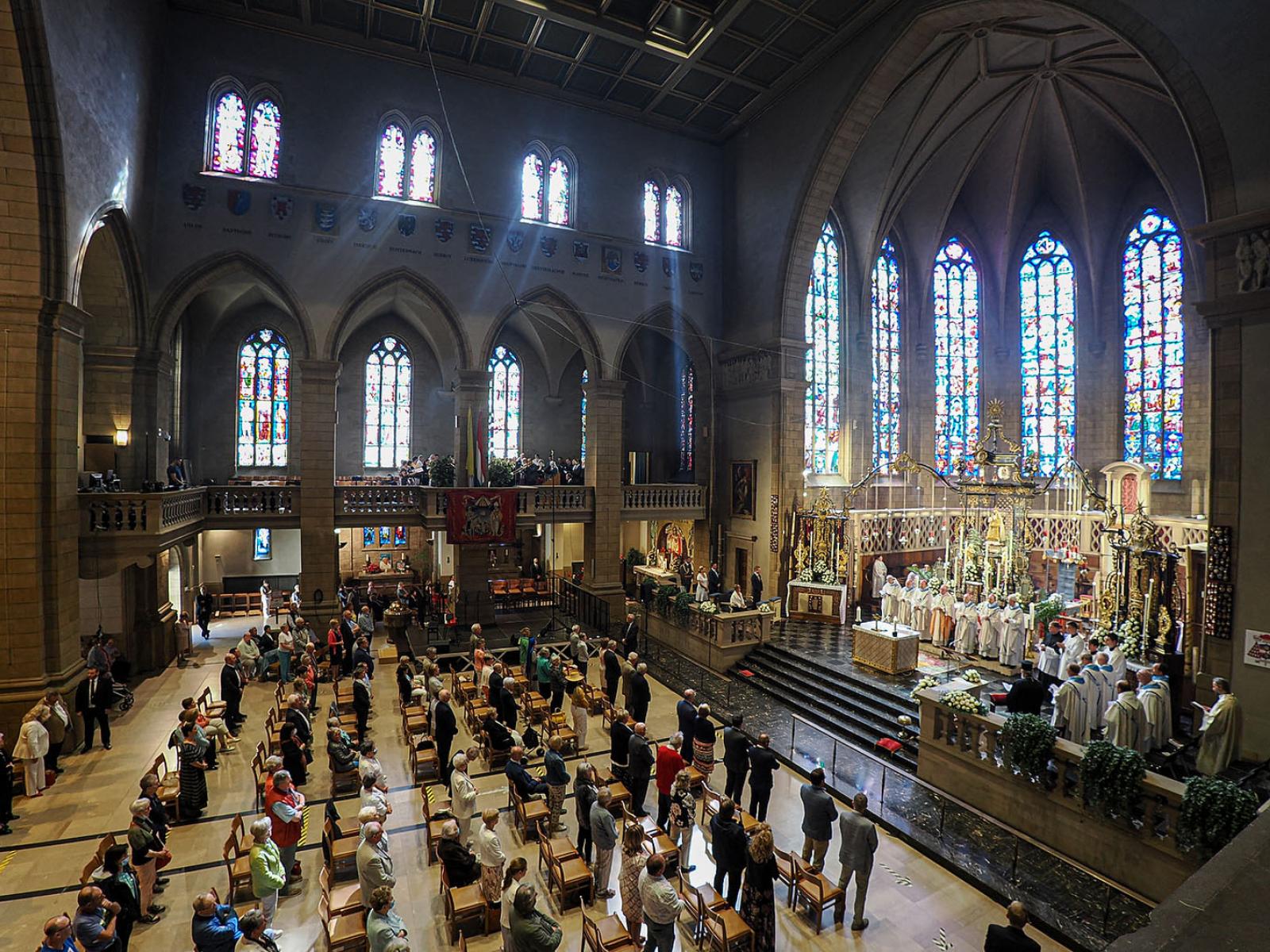 Vue de l'intérieur de la Cathédrale Notre-Dame durant la messe