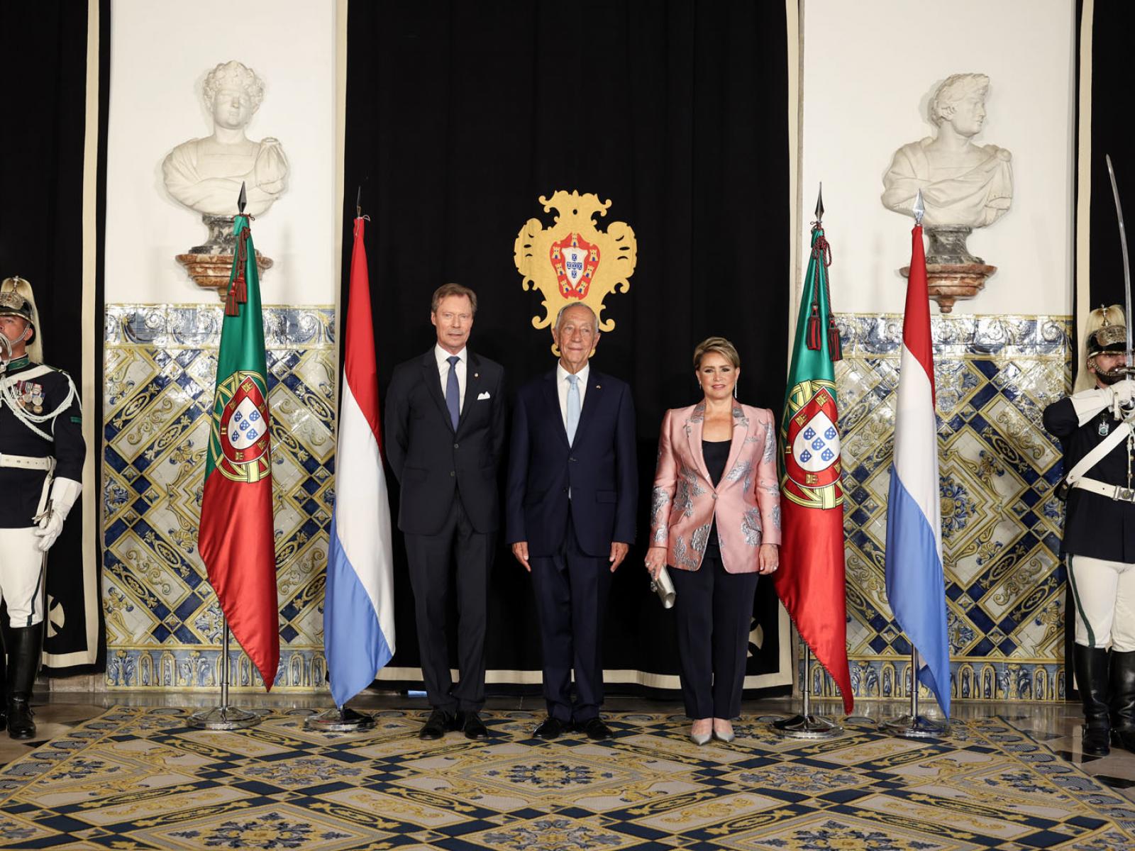 Photo officielle du Couple grand-ducal avec le président portugais