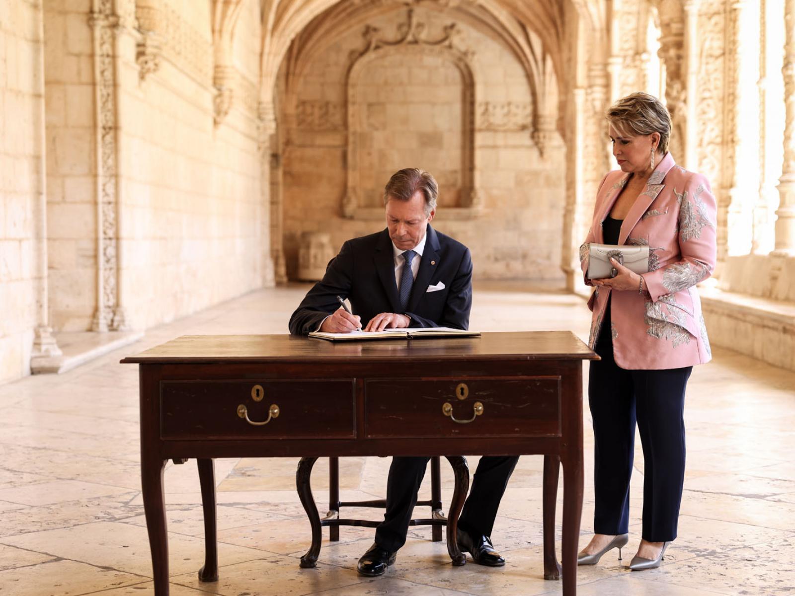 Le Grand-Duc signe le livre d'or à l'issue de la visite à l'église