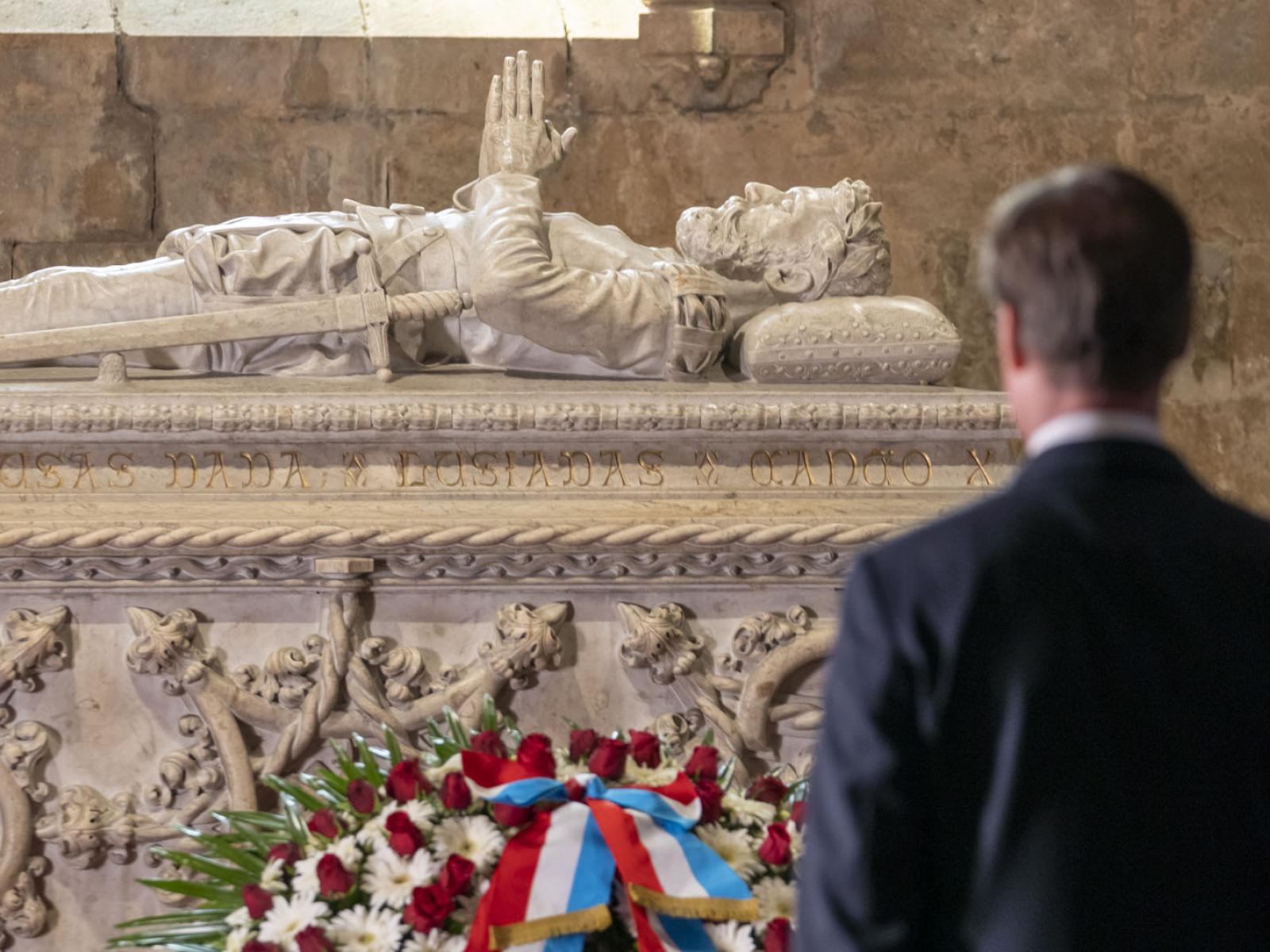 Le Grand-Duc devant le tombeau du poète Luís Vaz de Camões
