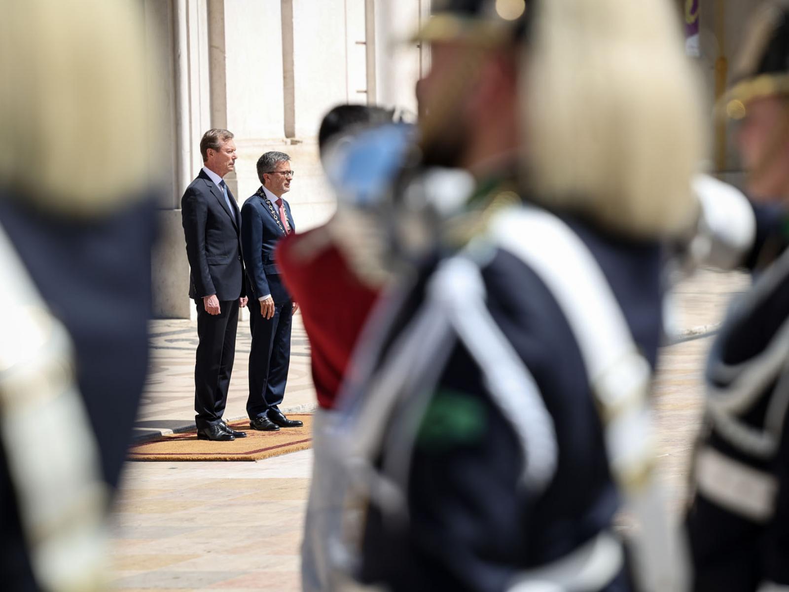 Le Grand-Duc et le maire de Lisbonne devant l'hotel de ville