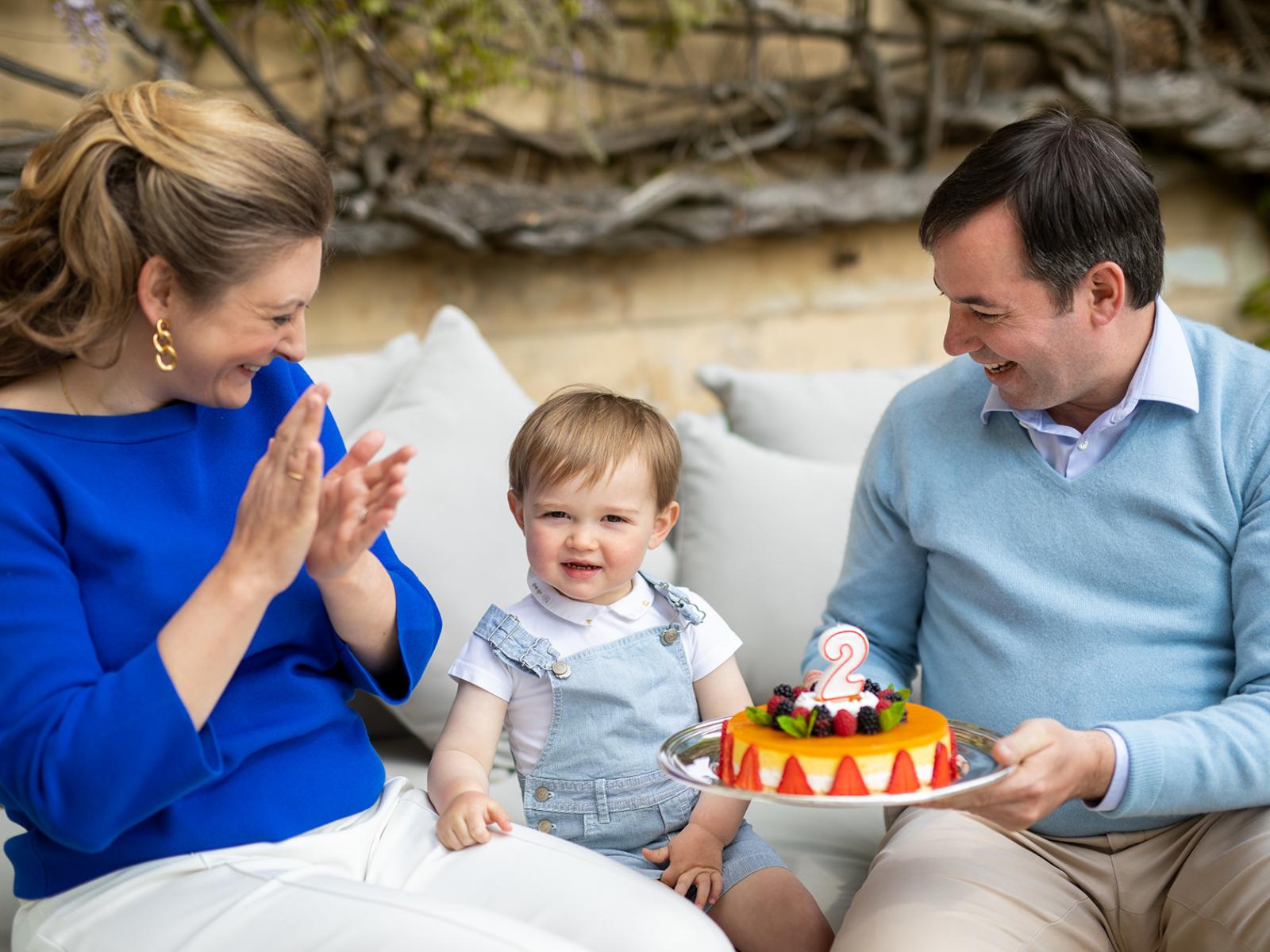 Le Couple Héritier et le Prince Charles avec son gâteau d'anniversaire