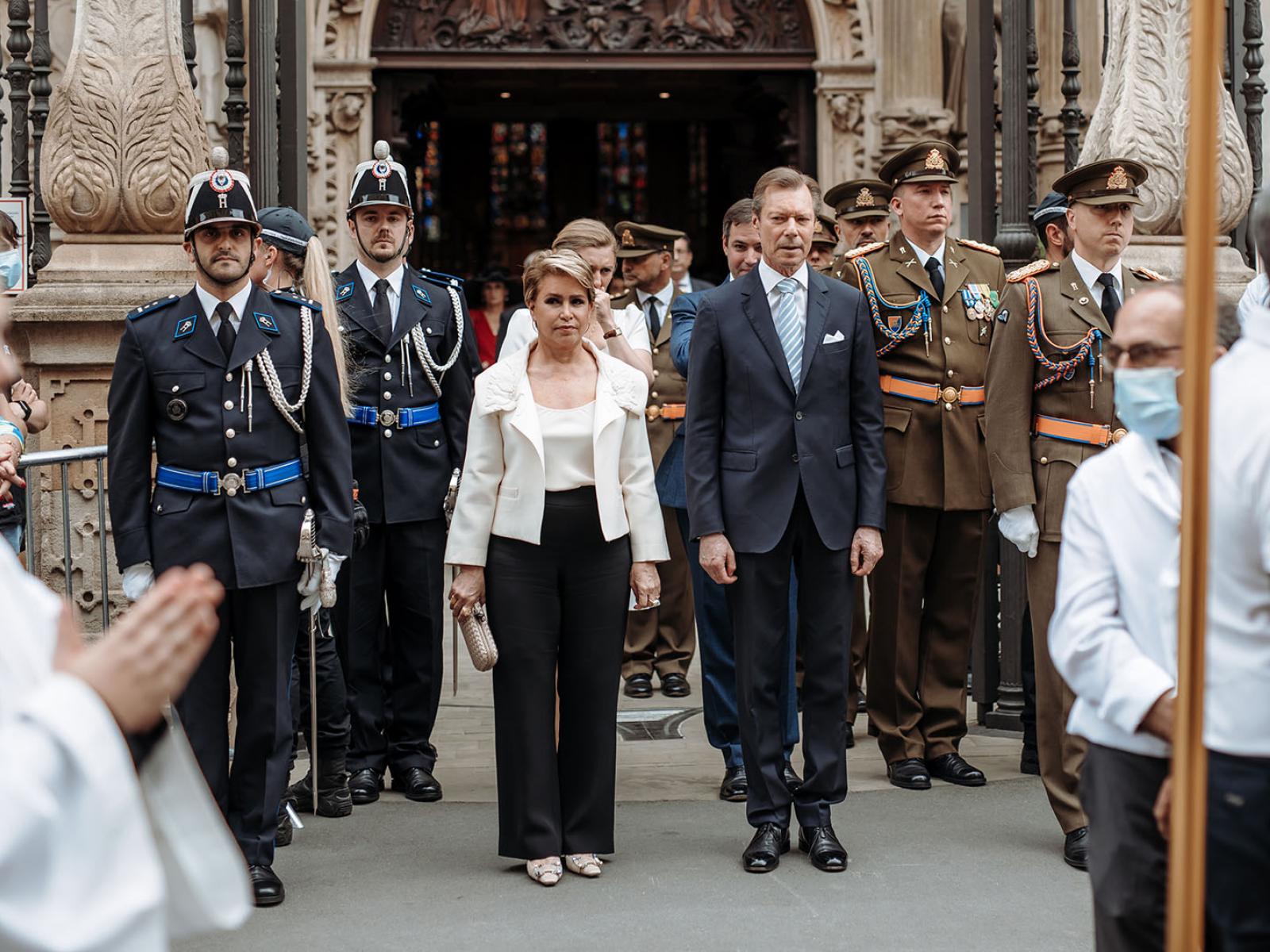 Le Couple grand-ducal devant la Cathédrale avant la procession