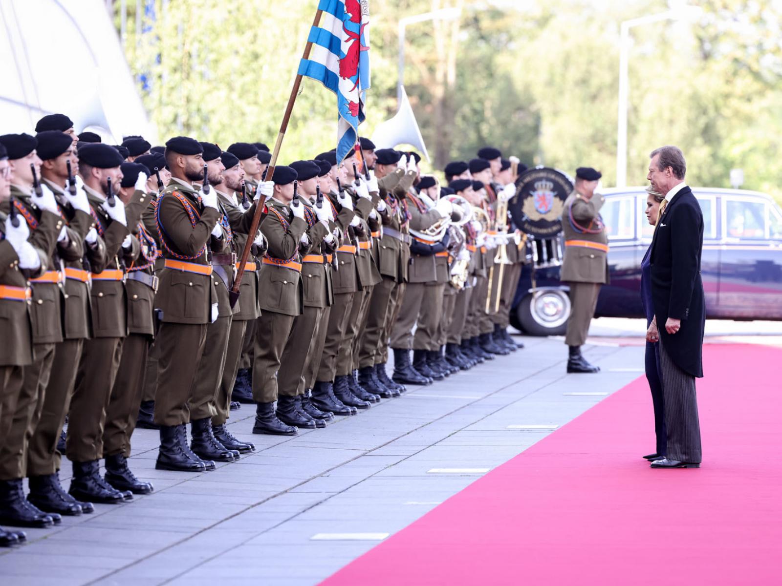 Le Couple grand-ducal salue les troupes à l'arrivée à la Philharmonie Luxembourg