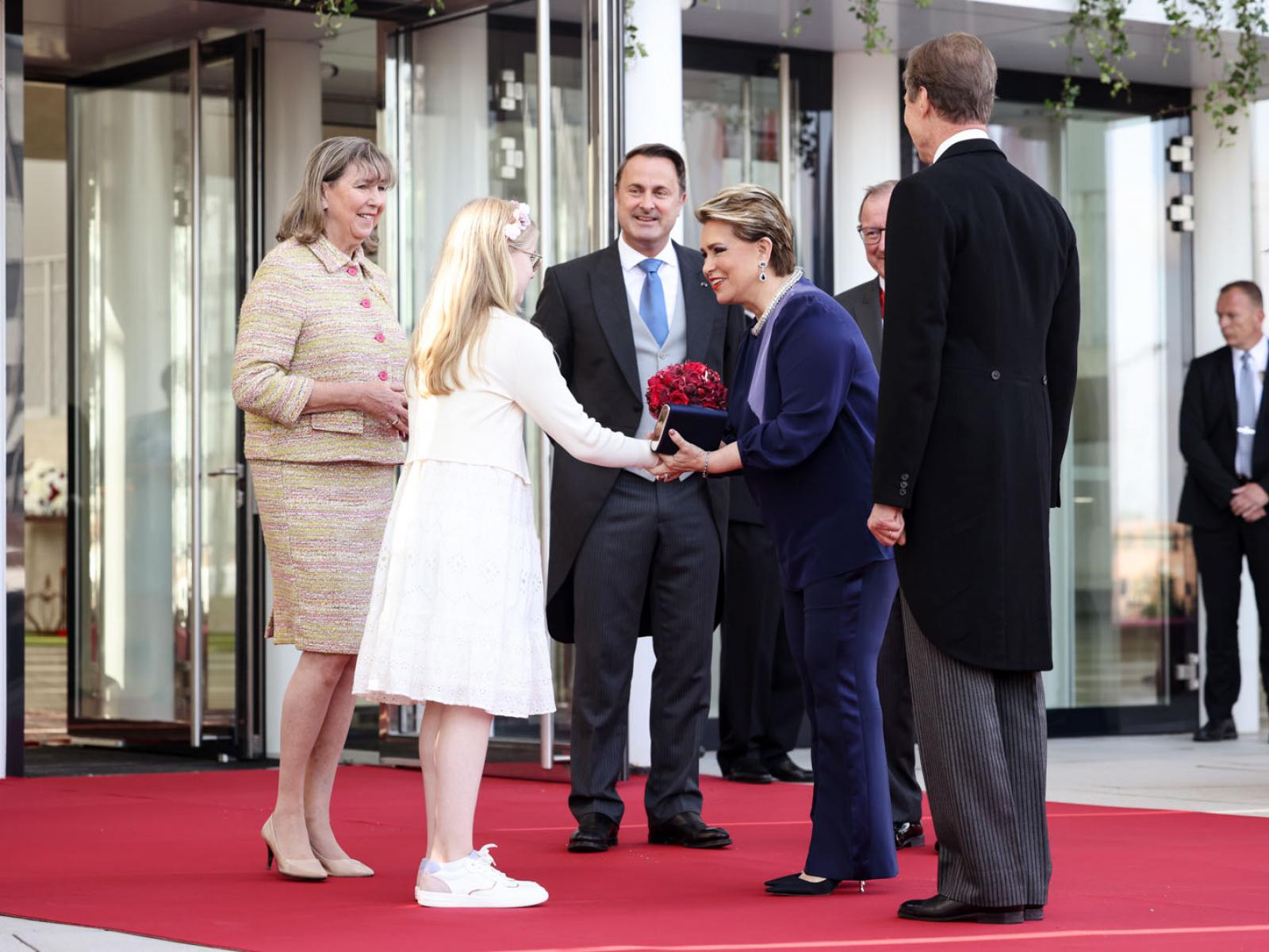 La Grande-Duchesse reçoit un bouquet de fleurs lors de son arrivée à la Philharmonie Luxembourg