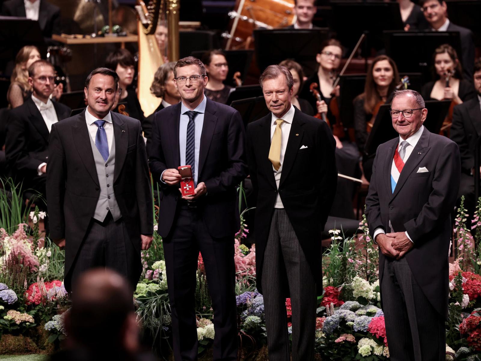 Remise d'une médaille à 