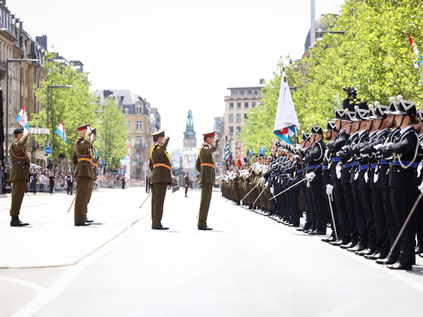 Le Grand-Duc et le Prince Guillaume saluent les troupes