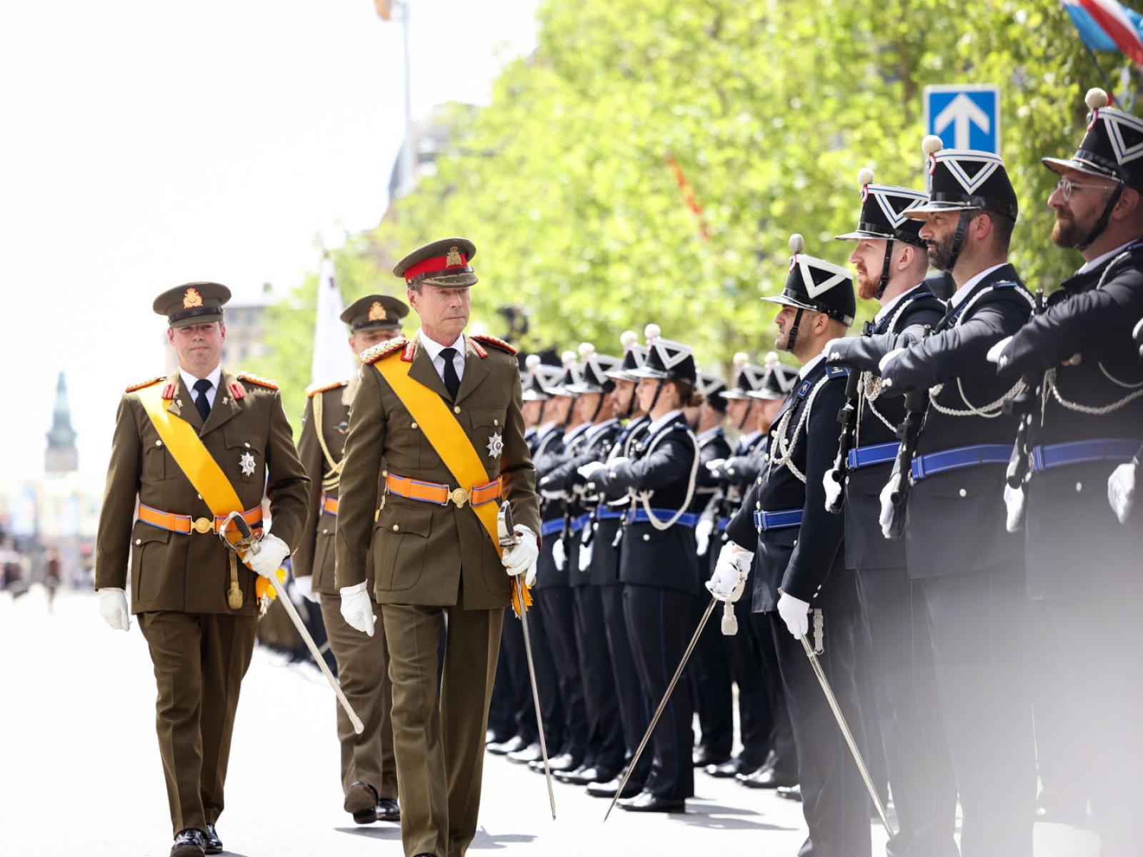 Le Grand-Duc et le Prince Guillaume revoient les troupes