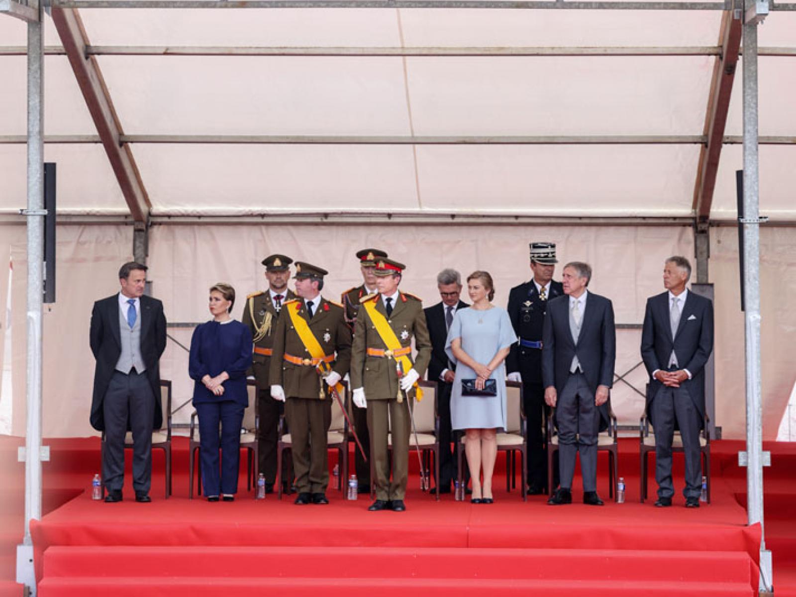 Leurs Altesses Royales et les invités dans la tribune officielle