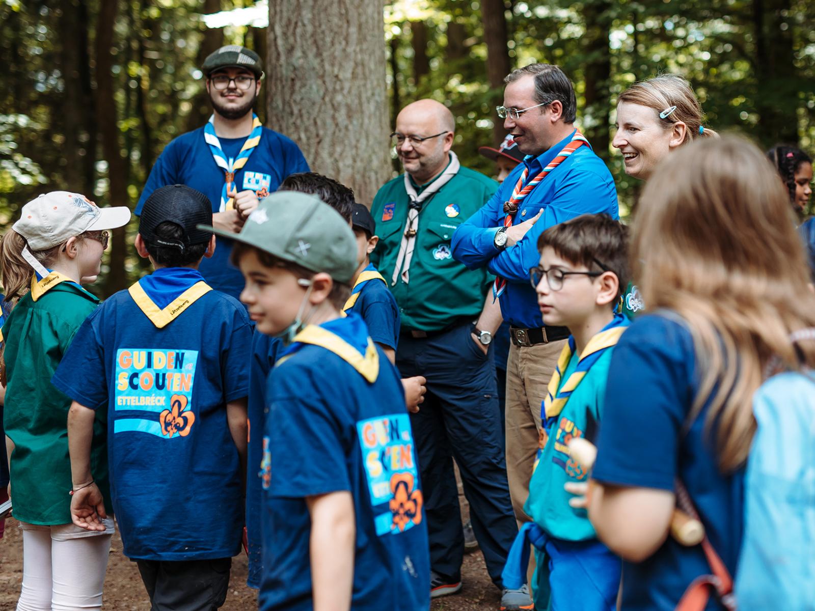 Le Prince Héritier est entouré des enfants Scouts