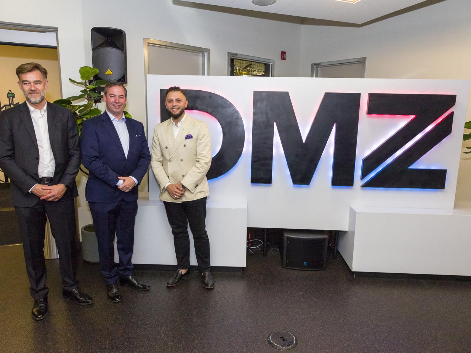 Le Prince, le ministre et Monsieur Snobar devant un encart DMZ