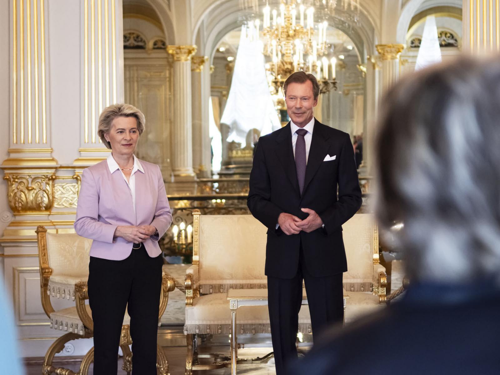 Le Grand-Duc et la président de la Commission européenne devant le collège