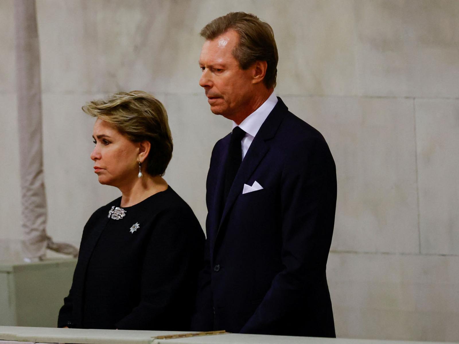 Le Grand-Duc et la Grande-Duchesse se recueillent devant le cercueil de la Reine