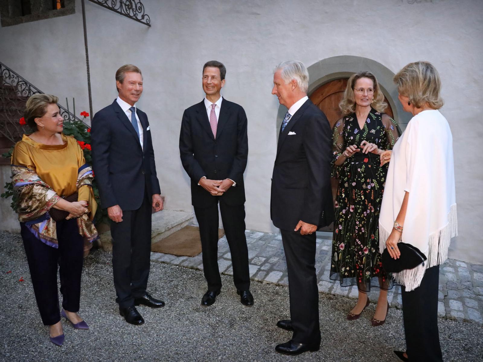 Les Chefs d'État et leurs conjoints échangent au Château de Vaduz