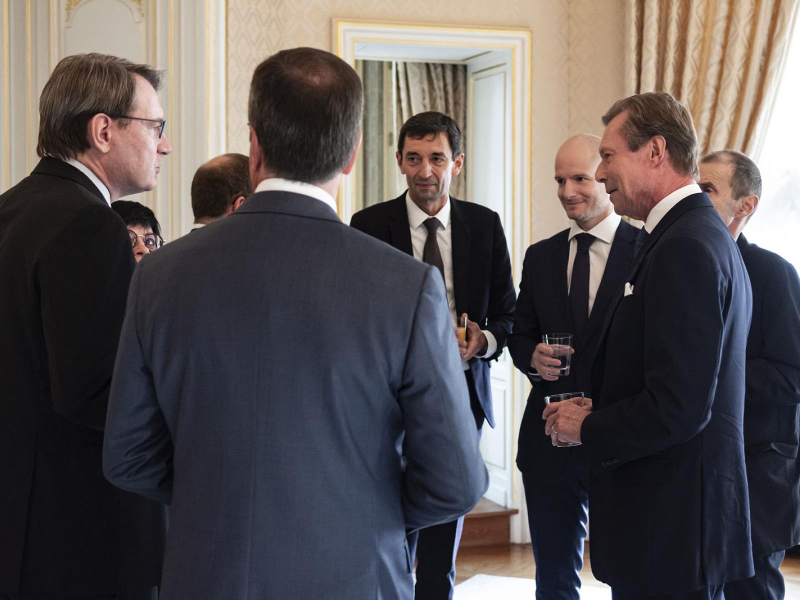 Le Grand-Duc discute avec des membres de centres de recherche santé