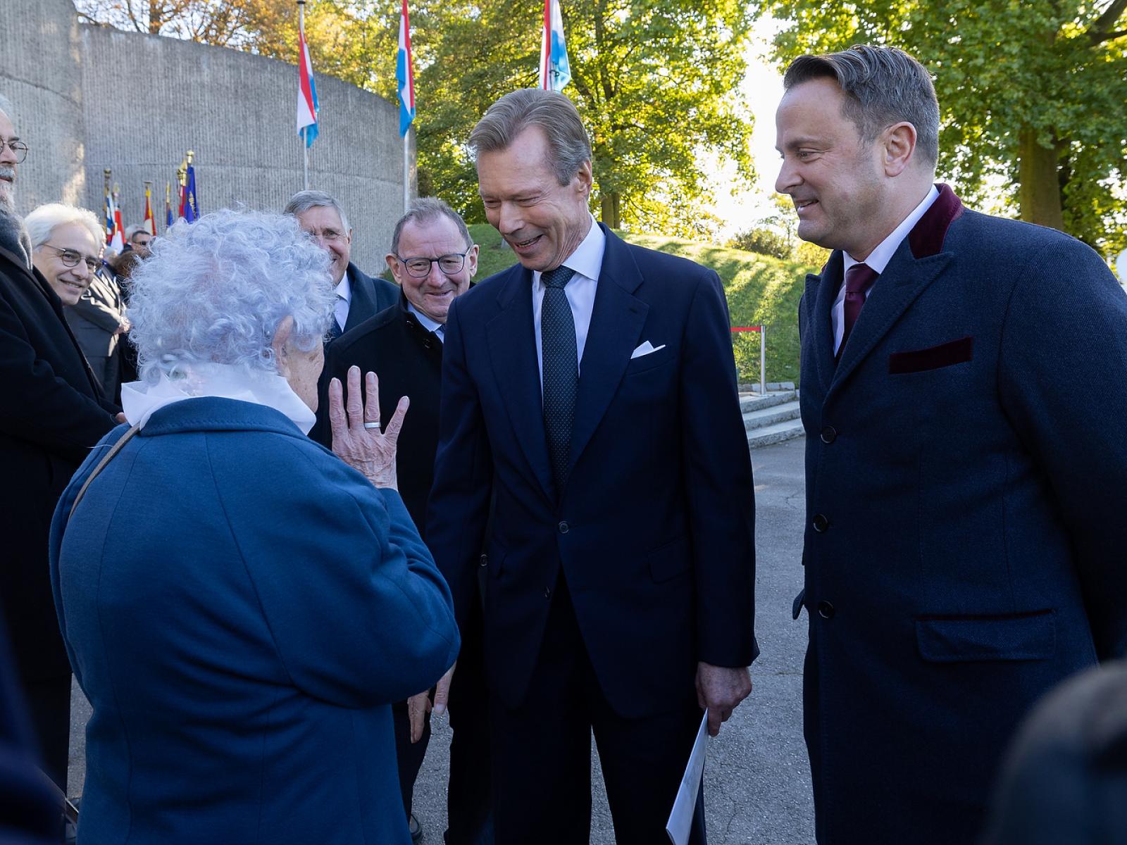 Le Grand-Duc salue les porte-drapeaux, les membres du Comité pour la mémoire de la 2e Guerre Mondiale, les représentants des mouvements et associations patriotiques, le Corps diplomatique et les autorités luxembourgeoises.