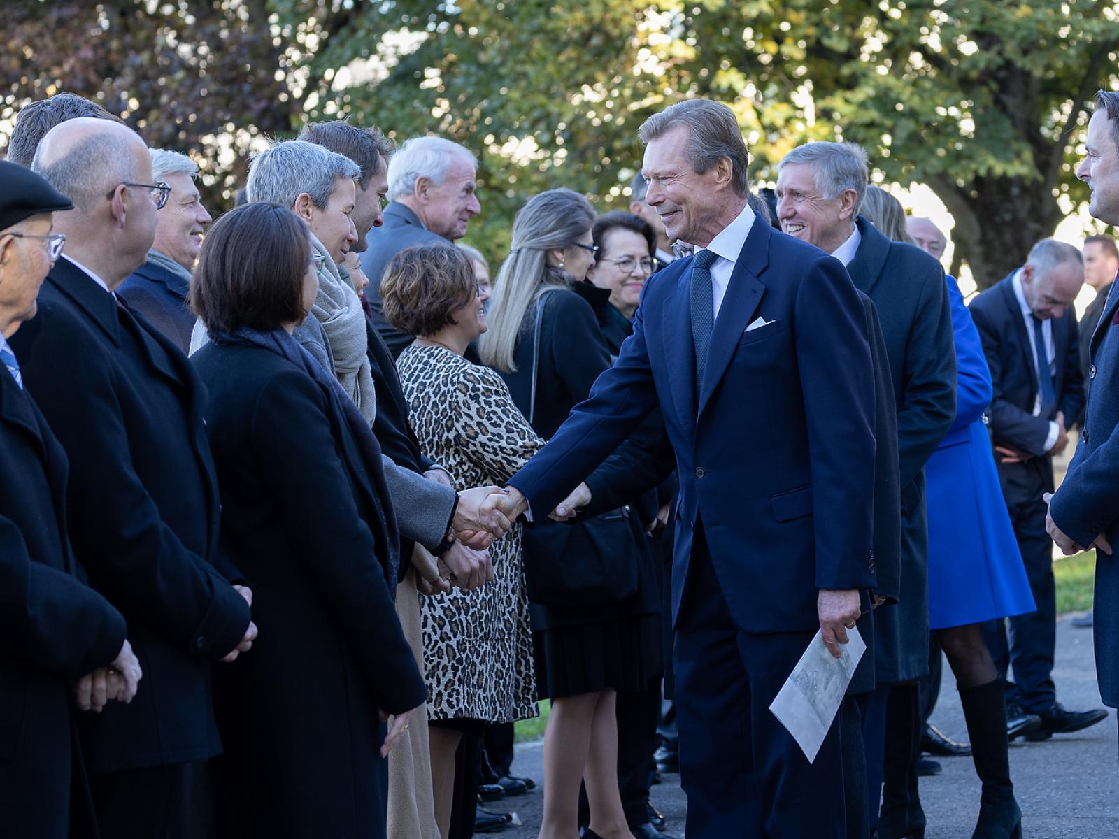 Le Grand-Duc salue des membres du gouvernement