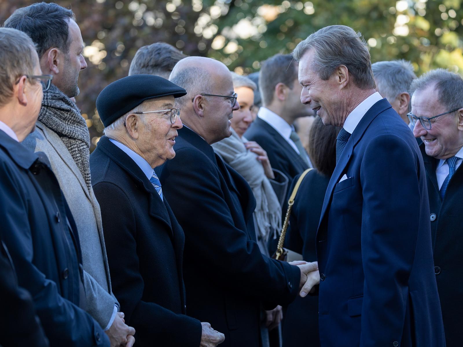 Le Grand-Duc salue les porte-drapeaux, les membres du Comité pour la mémoire de la 2e Guerre Mondiale, les représentants des mouvements et associations patriotiques, le Corps diplomatique et les autorités luxembourgeoises.