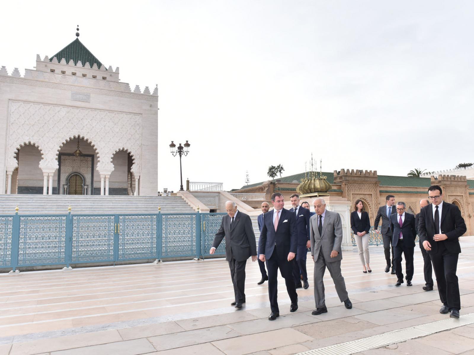 Le Prince et le ministre marchent devant le mausolée Mohammed V