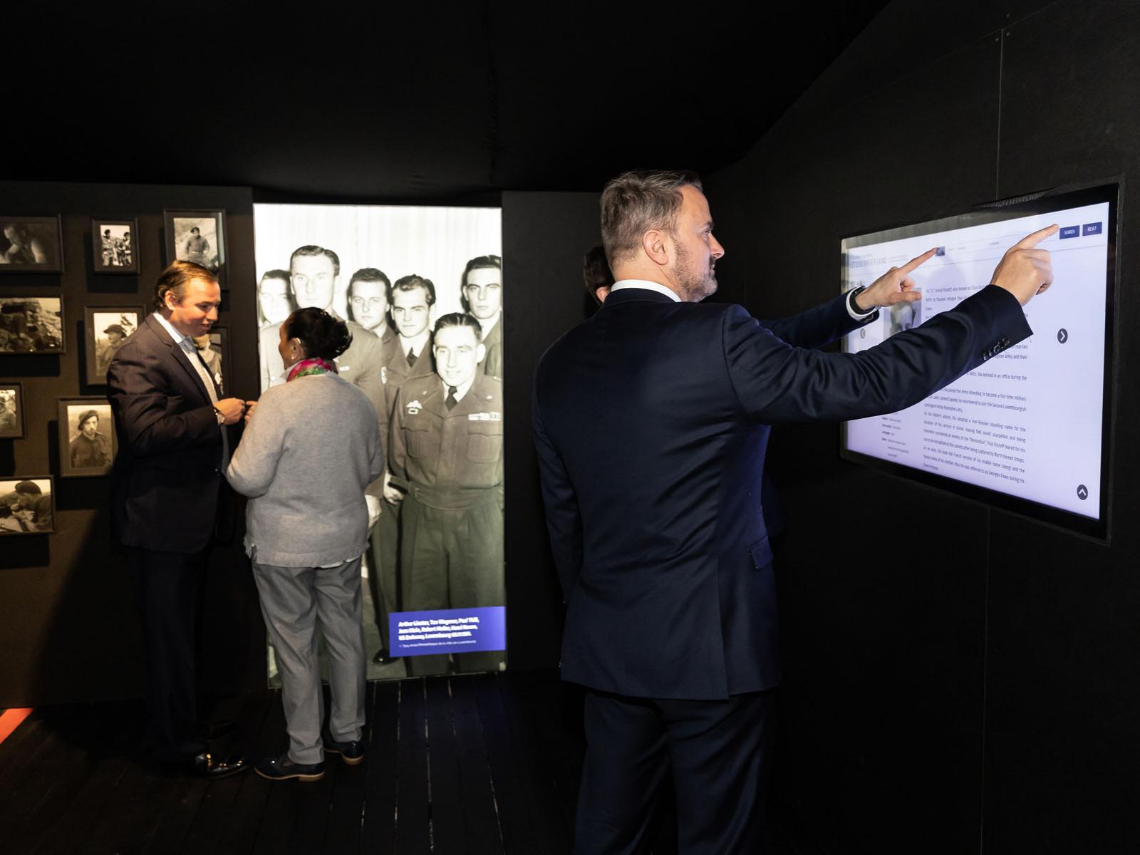 Le Prince et le Premier ministre visitent l'exposition