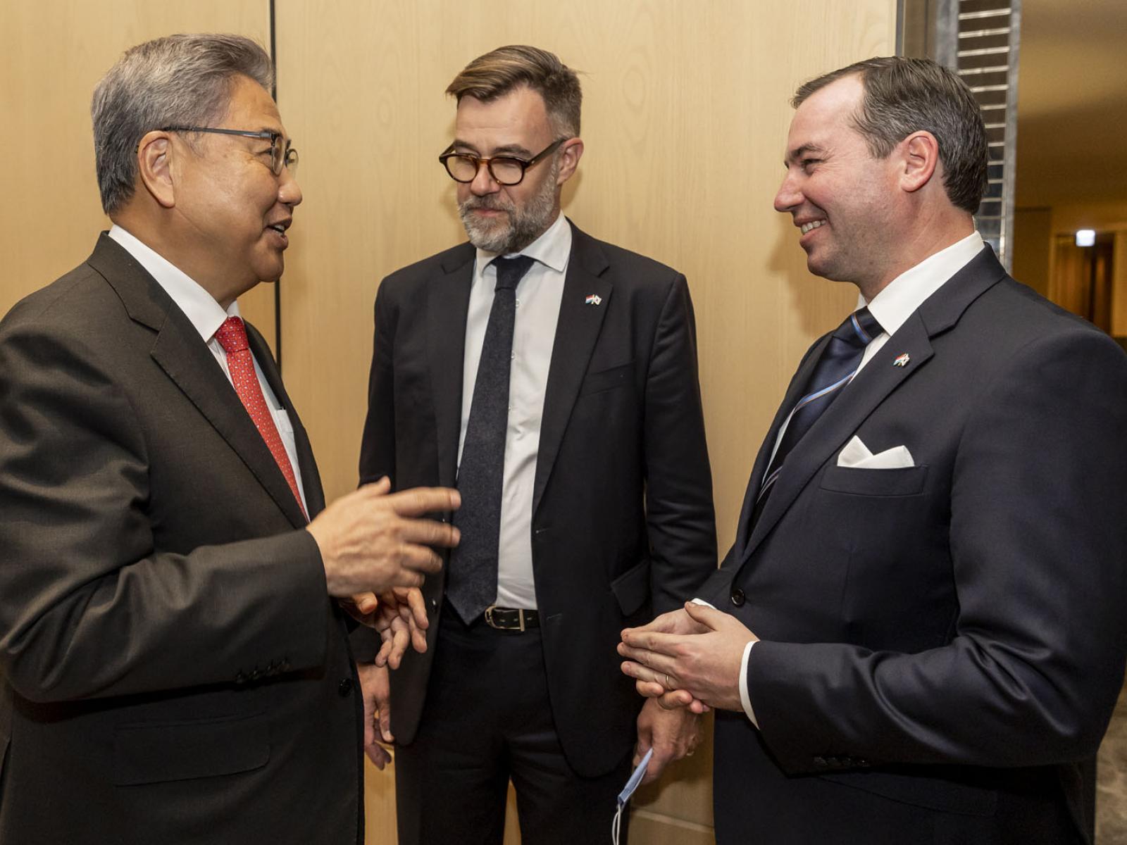 The Prince and the Minister in a discussion with a Korean representative