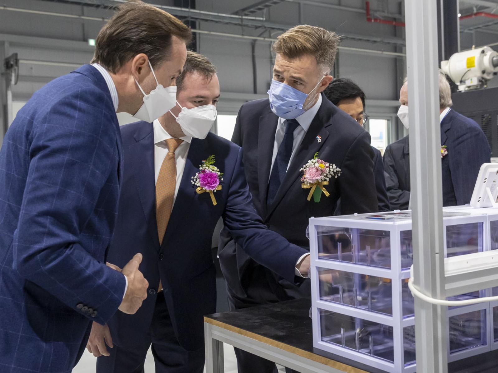 The Prince and the Minister during their visit of the new plant
