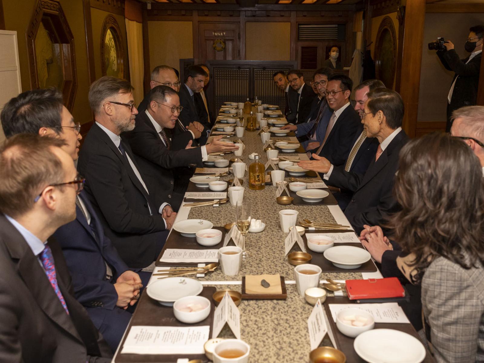 Souvenir picture of the dinner with representatives of Korean companies established in Luxembourg