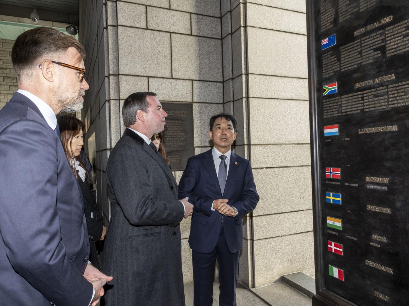 The Prince and the Minister in front of a memorial dedicated to soldiers killed in action