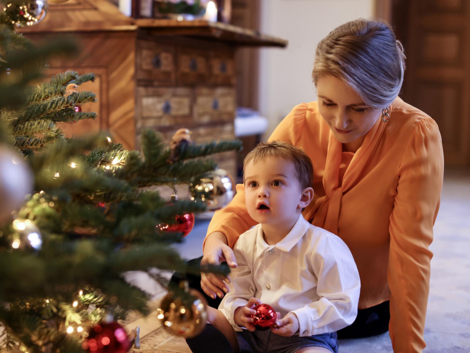 La Princesse et le Prince Charles devant un arbre de Noël