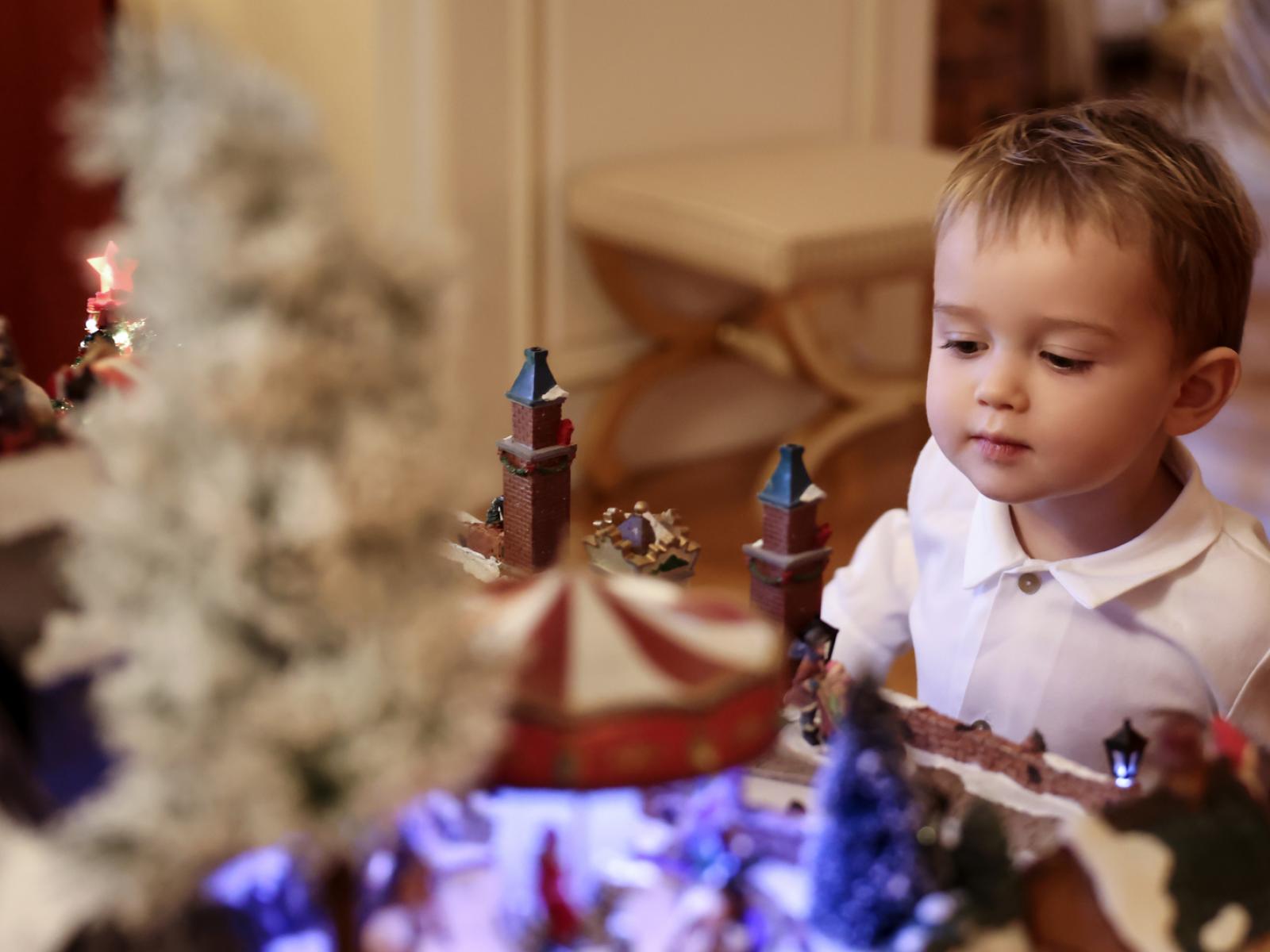 Le Prince Charles devant une décoration de Noël miniature