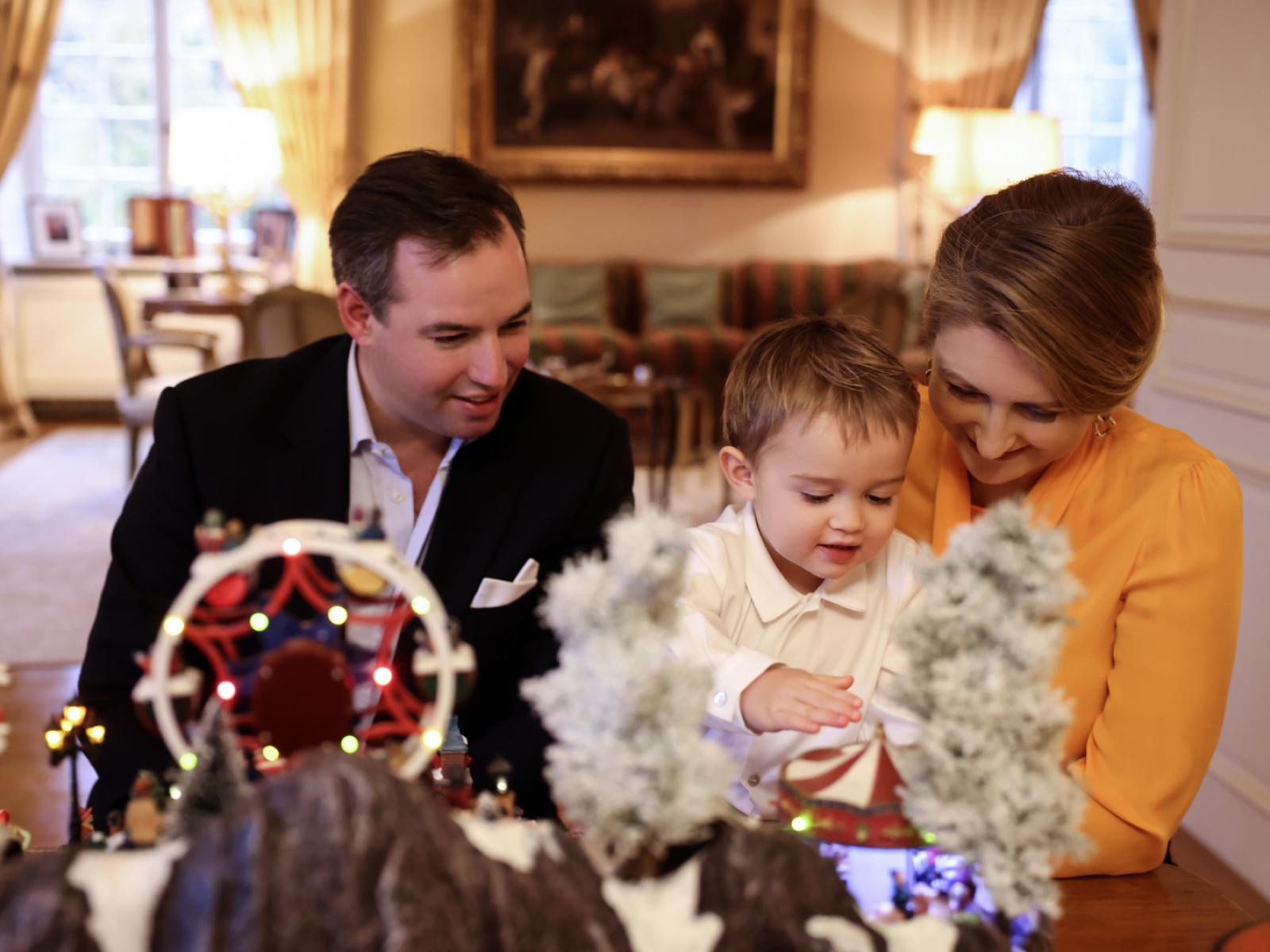 Le Couple Héritier et le Prince Charles devant une décoration de Noël