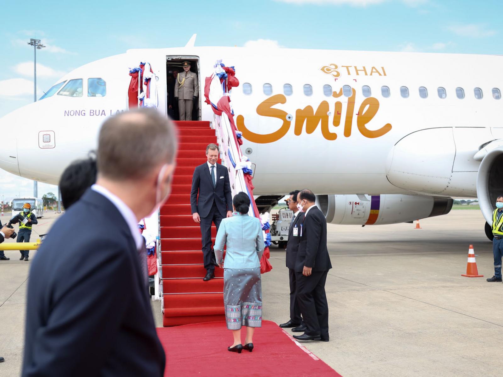 Le Grand-Duc descend de l'avion juste avant son accueil par la délégation lao
