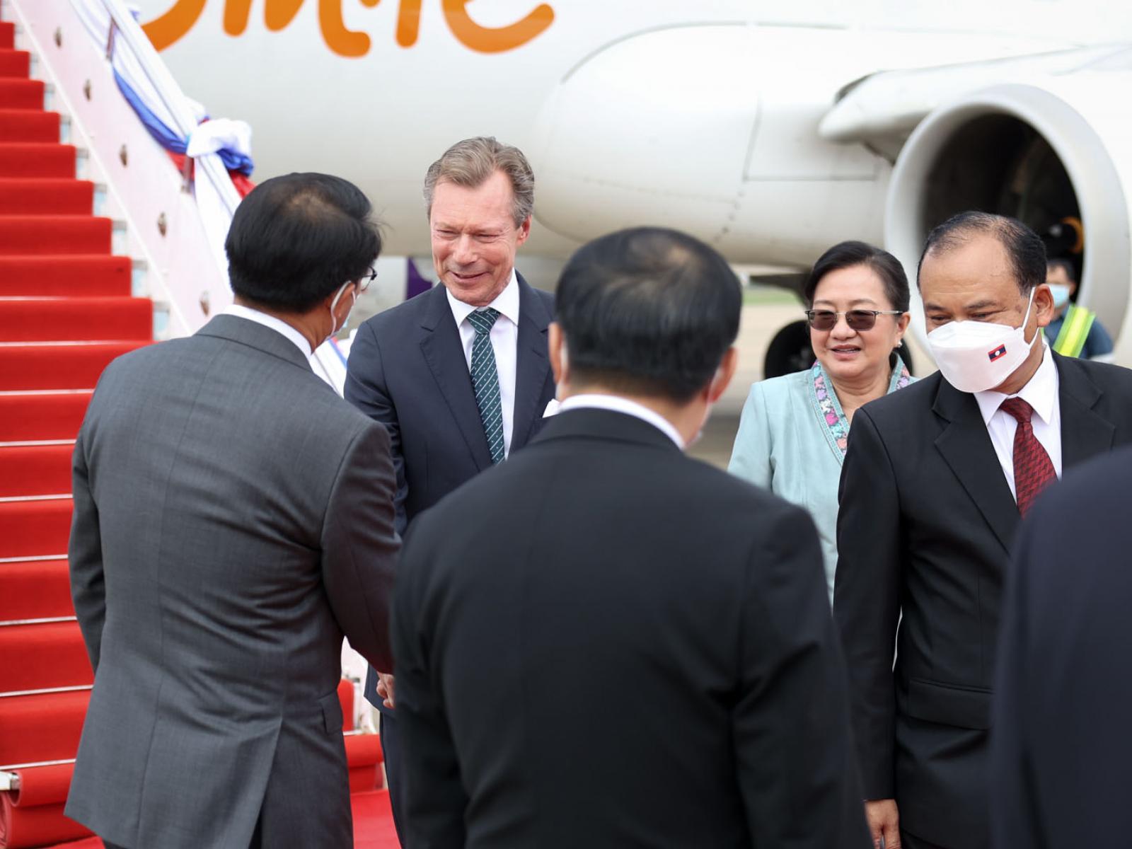 Le Grand-Duc est présenté à la délégation lao