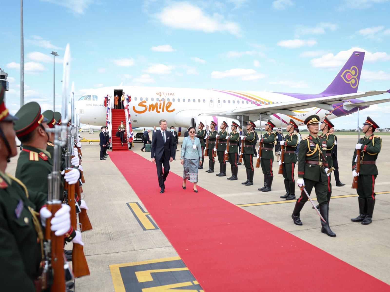 Le Grand-Duc accueilli avec les honneurs militaires