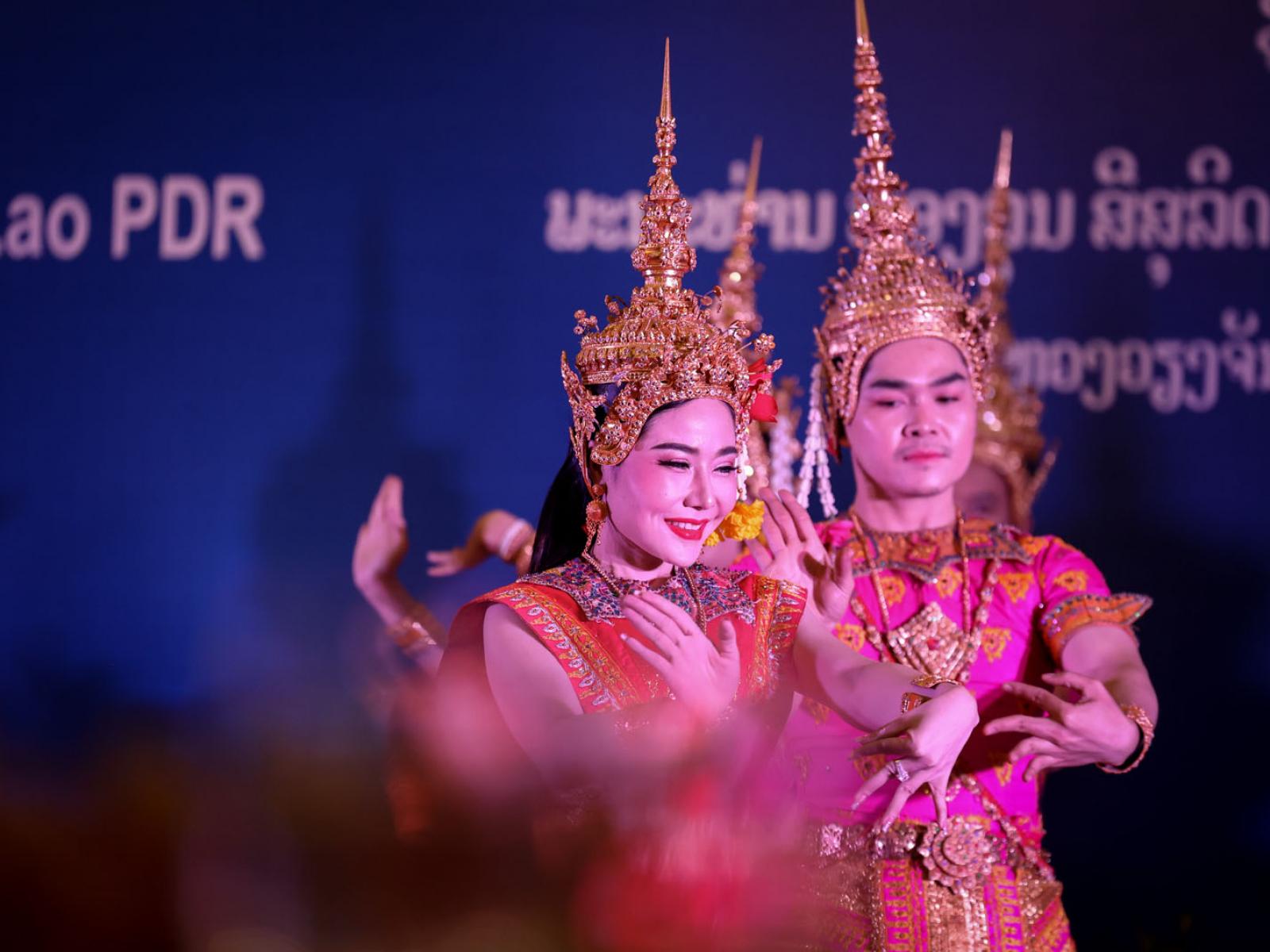 Une danseuse effectue une danse traditionnelle