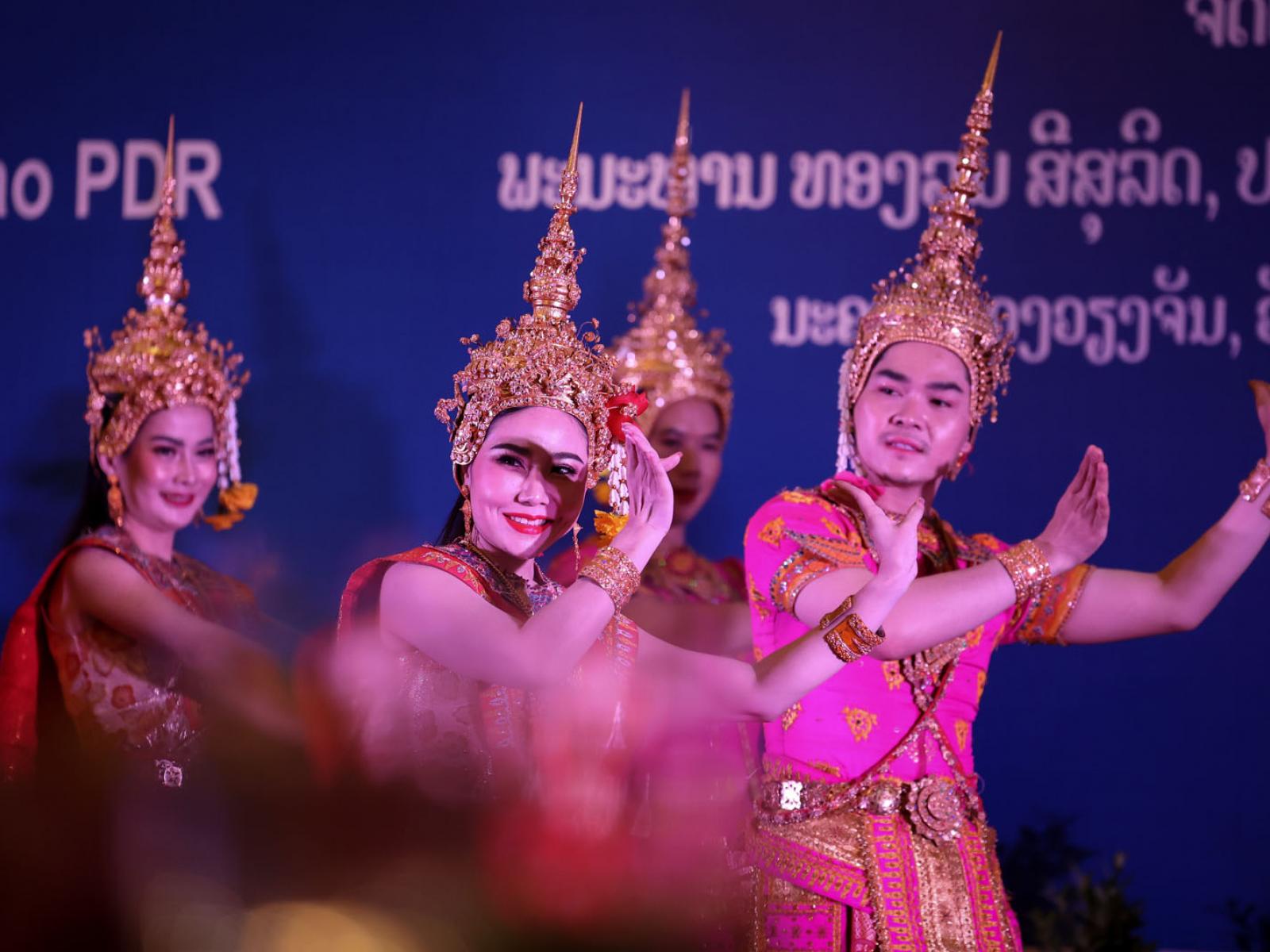 Des danseurs laotiens effectuent une danse traditionnelle