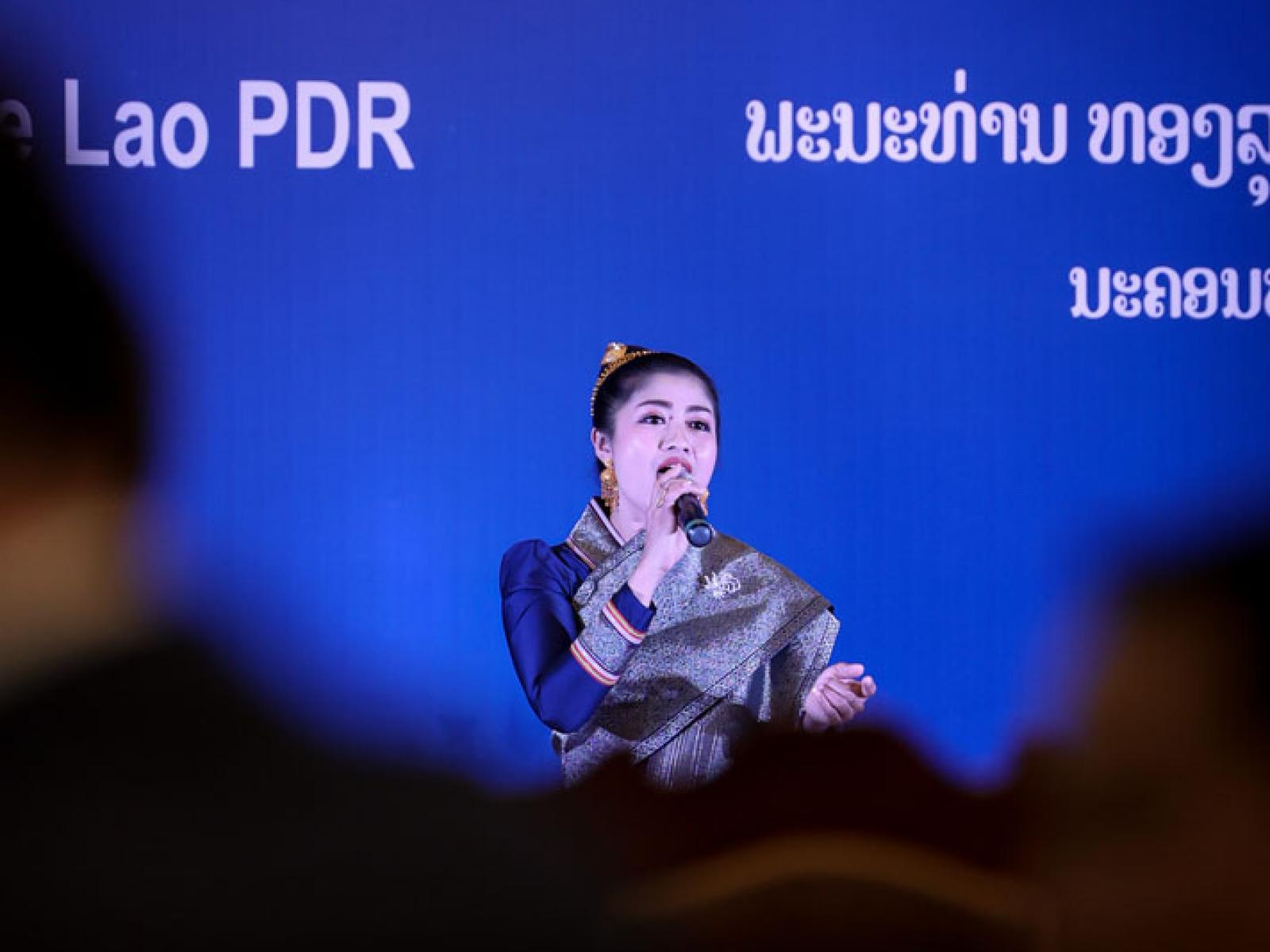 Une chanteuse laotienne se produit lors du banquet
