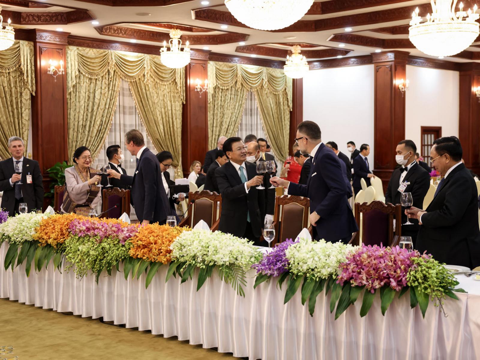 Le Grand-Duc, le Président et les invités trinquent