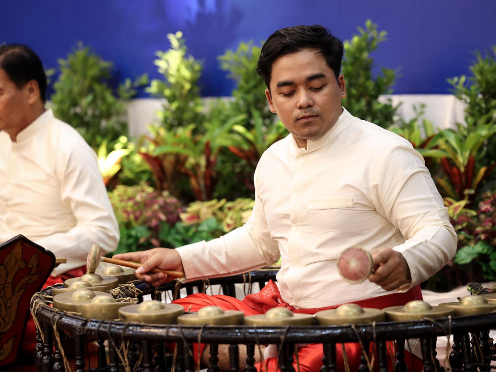 Un musicien lao se produit lors du banquet
