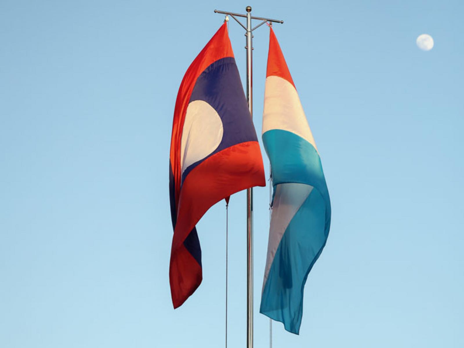 Vue sur les drapeaux luxembourgeois et lao flotants
