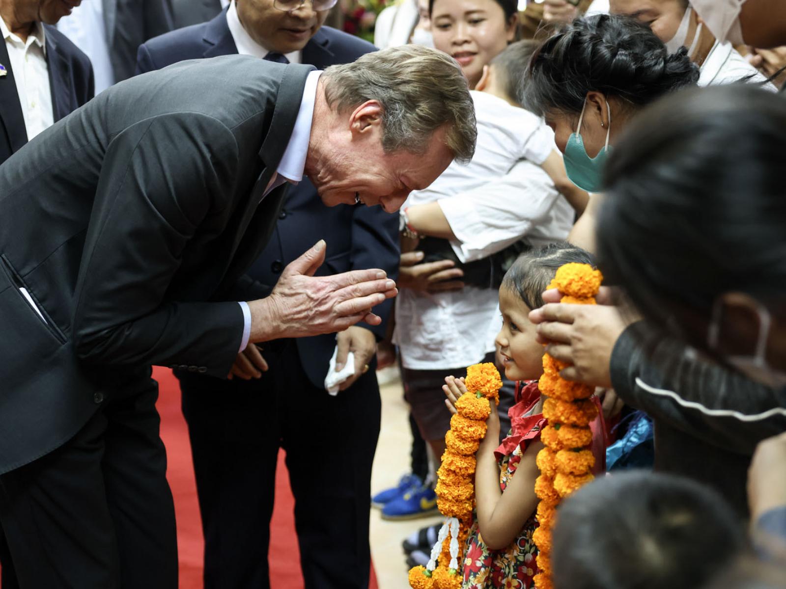 Le Grand-Duc et une petite fille se saluent 