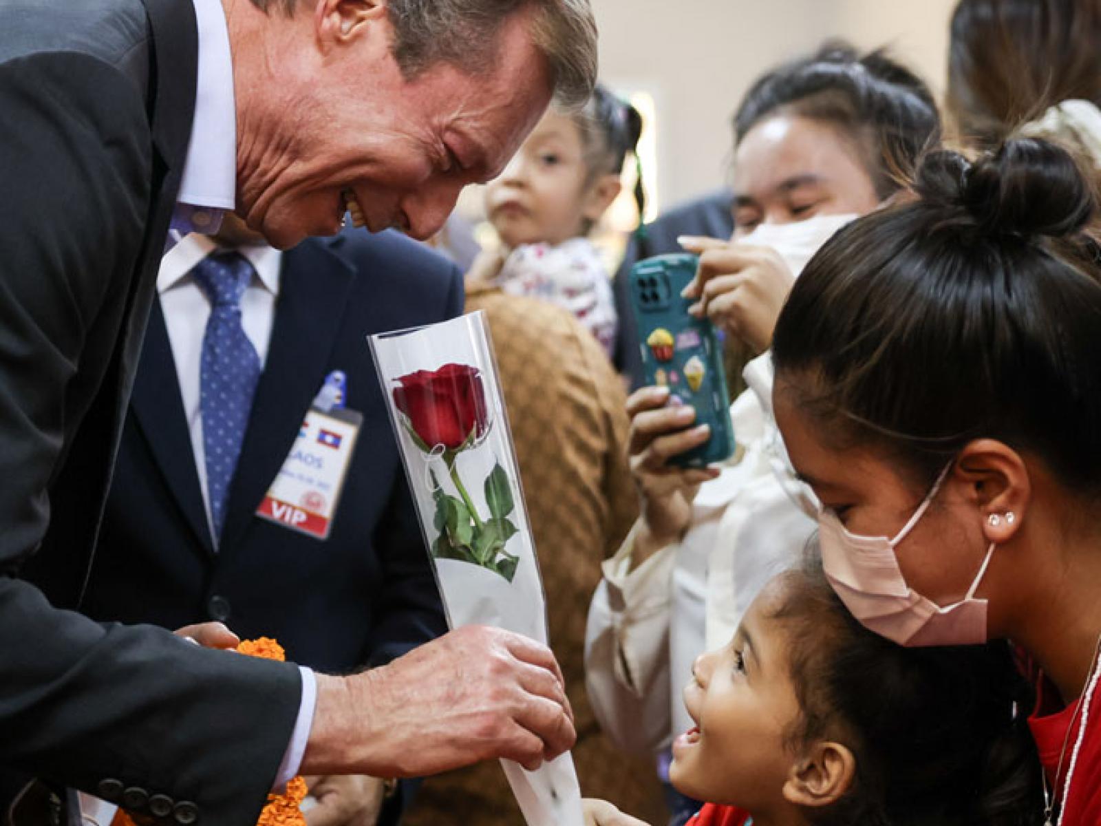 Le Grand-Duc reçoit une fleur de la part d'une fille et d'une maman