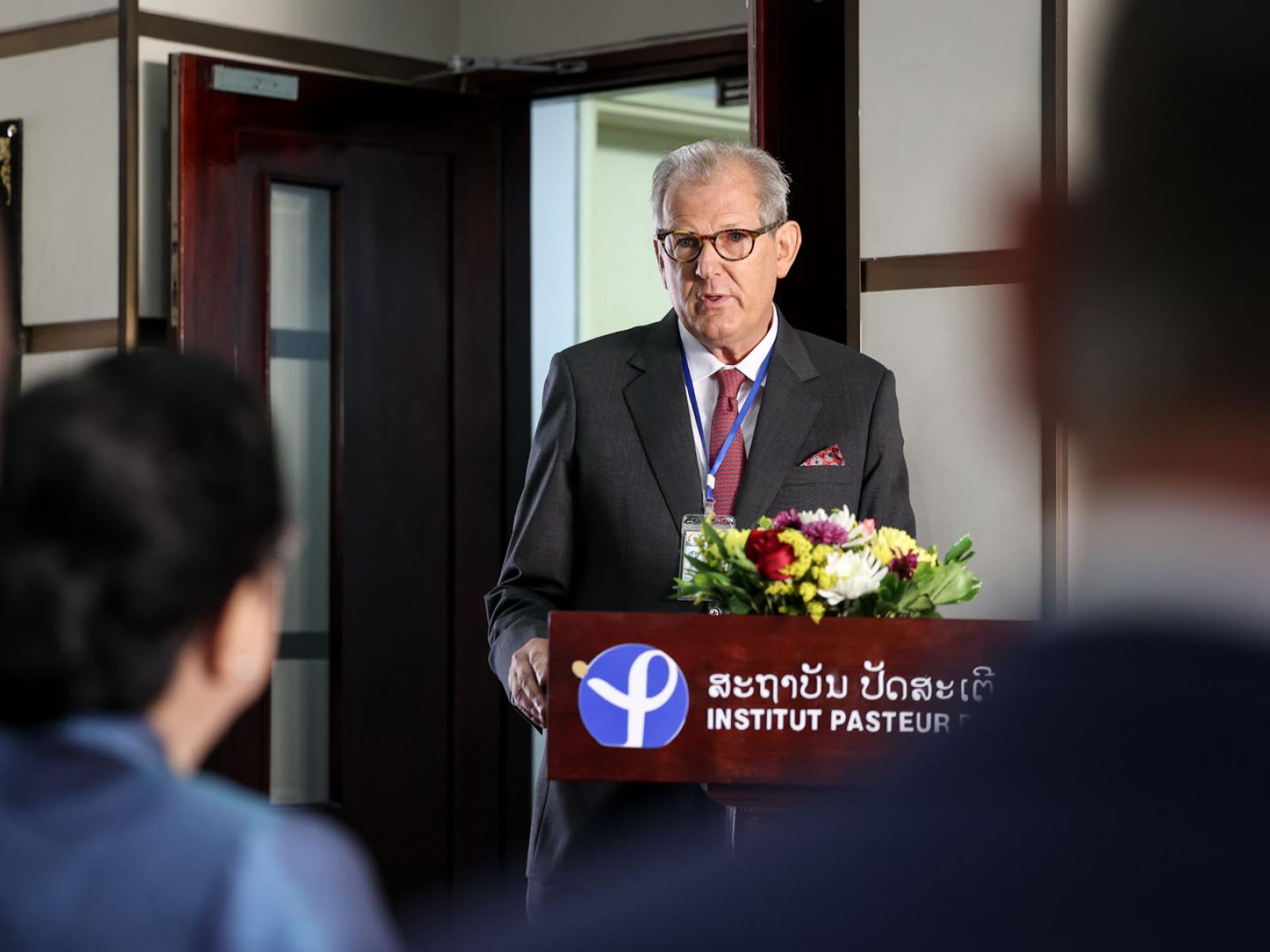 Le directeur de l'Institut Pasteur du Laos prononce un discours