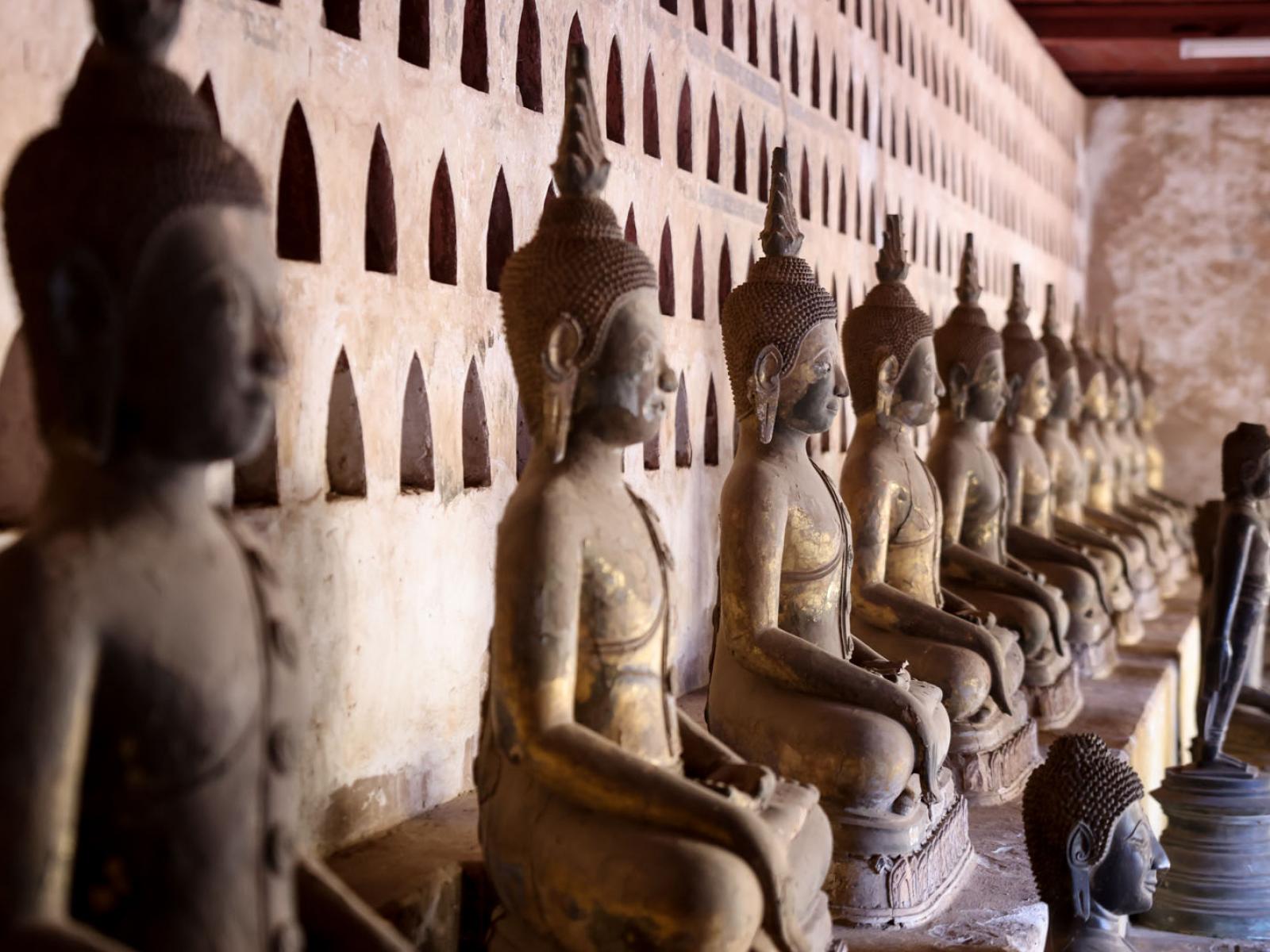 Vue sur des statues de Bouddha