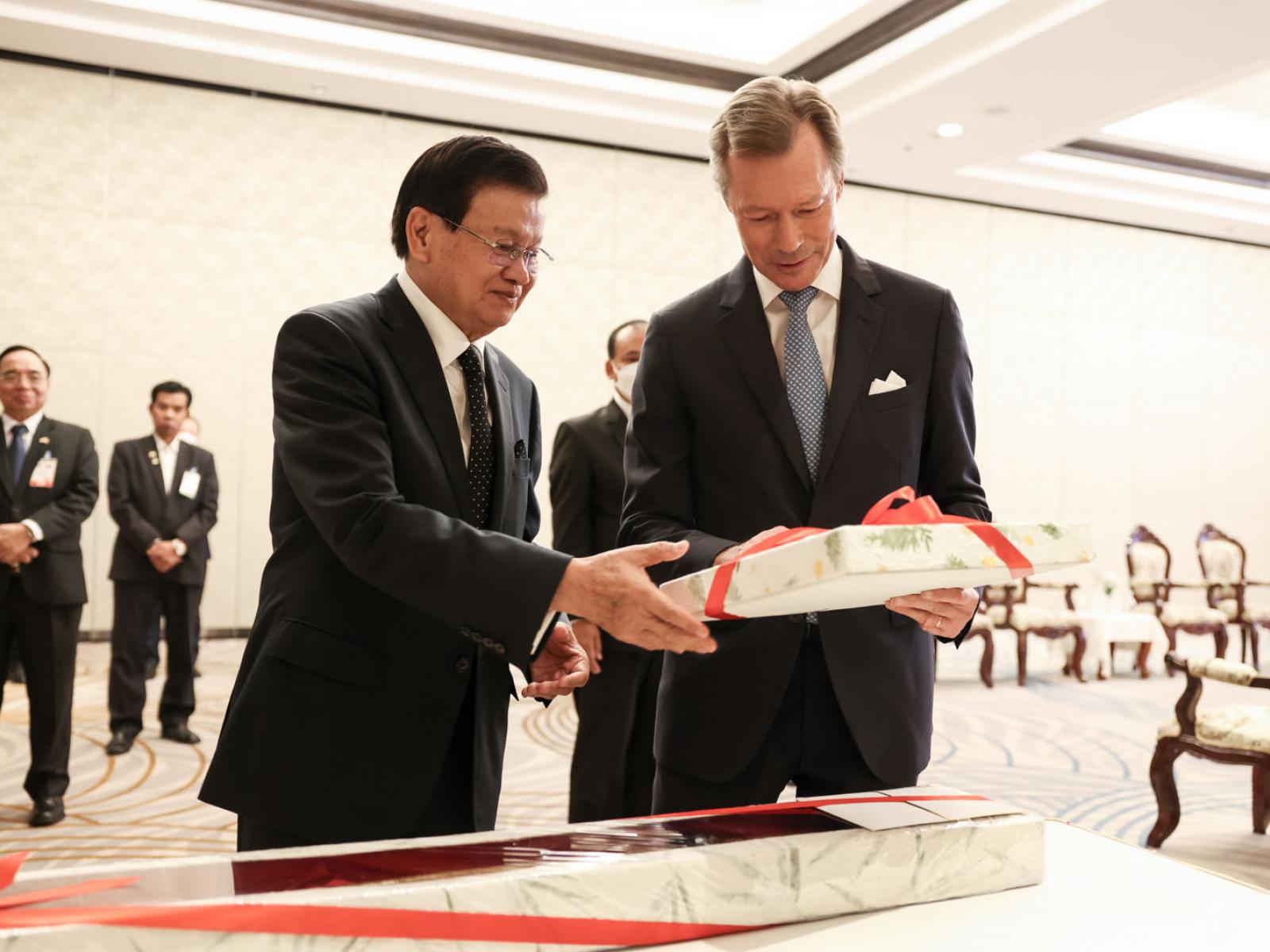 Le Grand-Duc offre un cadeau au Président du Laos