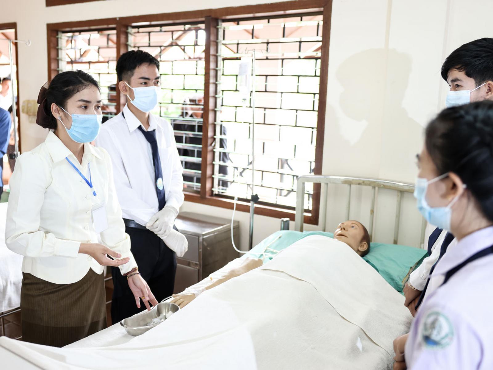 Des élèves autour d'un patient "mannequin"