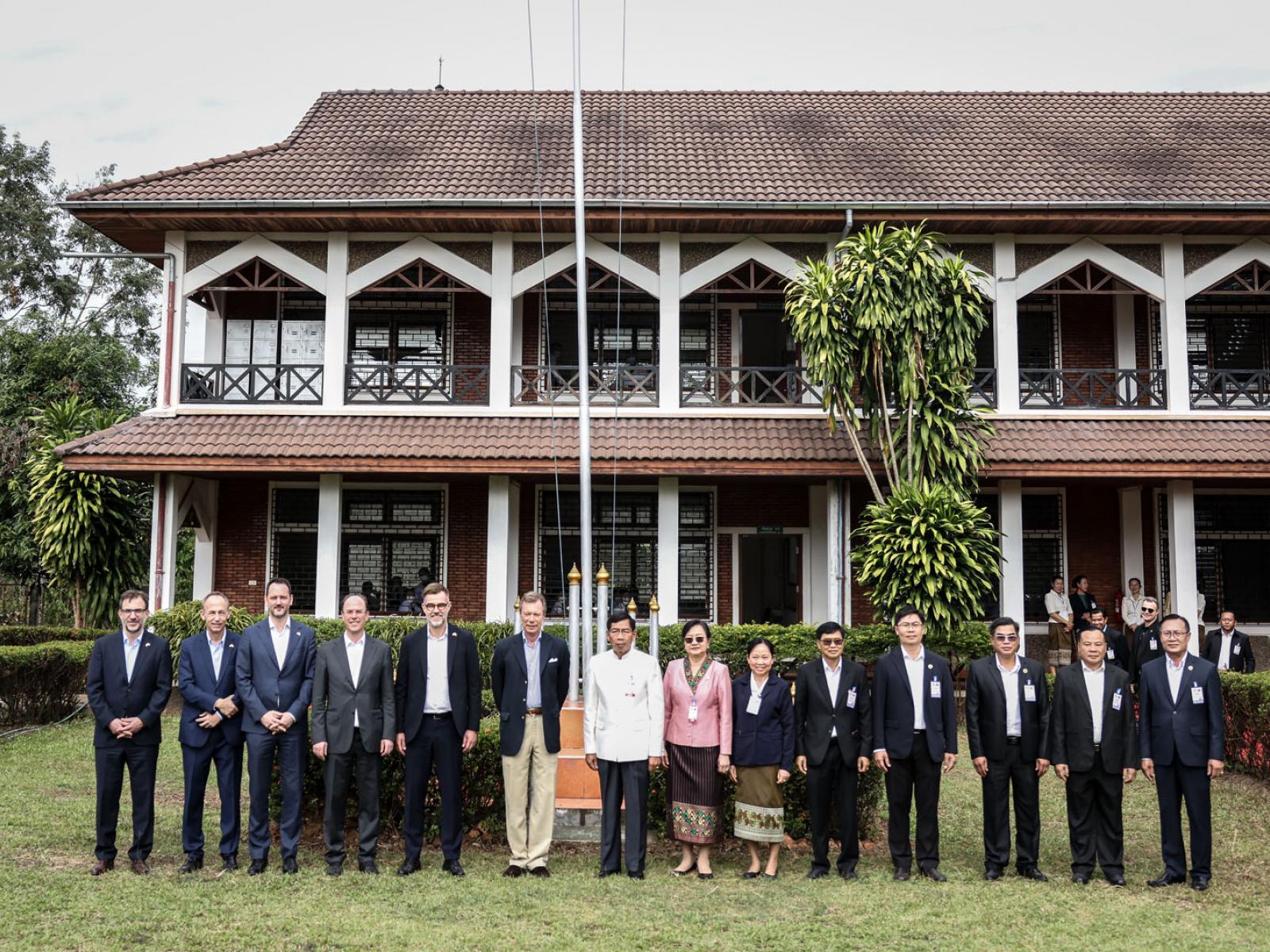 Photo de groupe devant l'école d'infirmiers