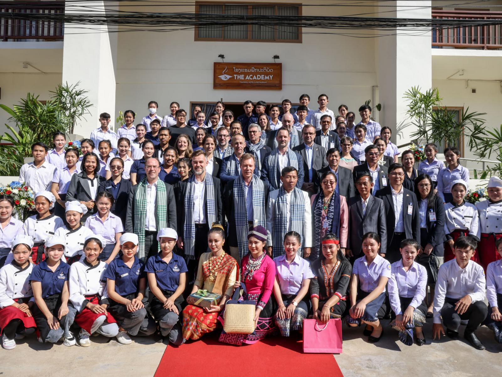 Photo souvenir à l'issue de la visite de l'école hôtelière