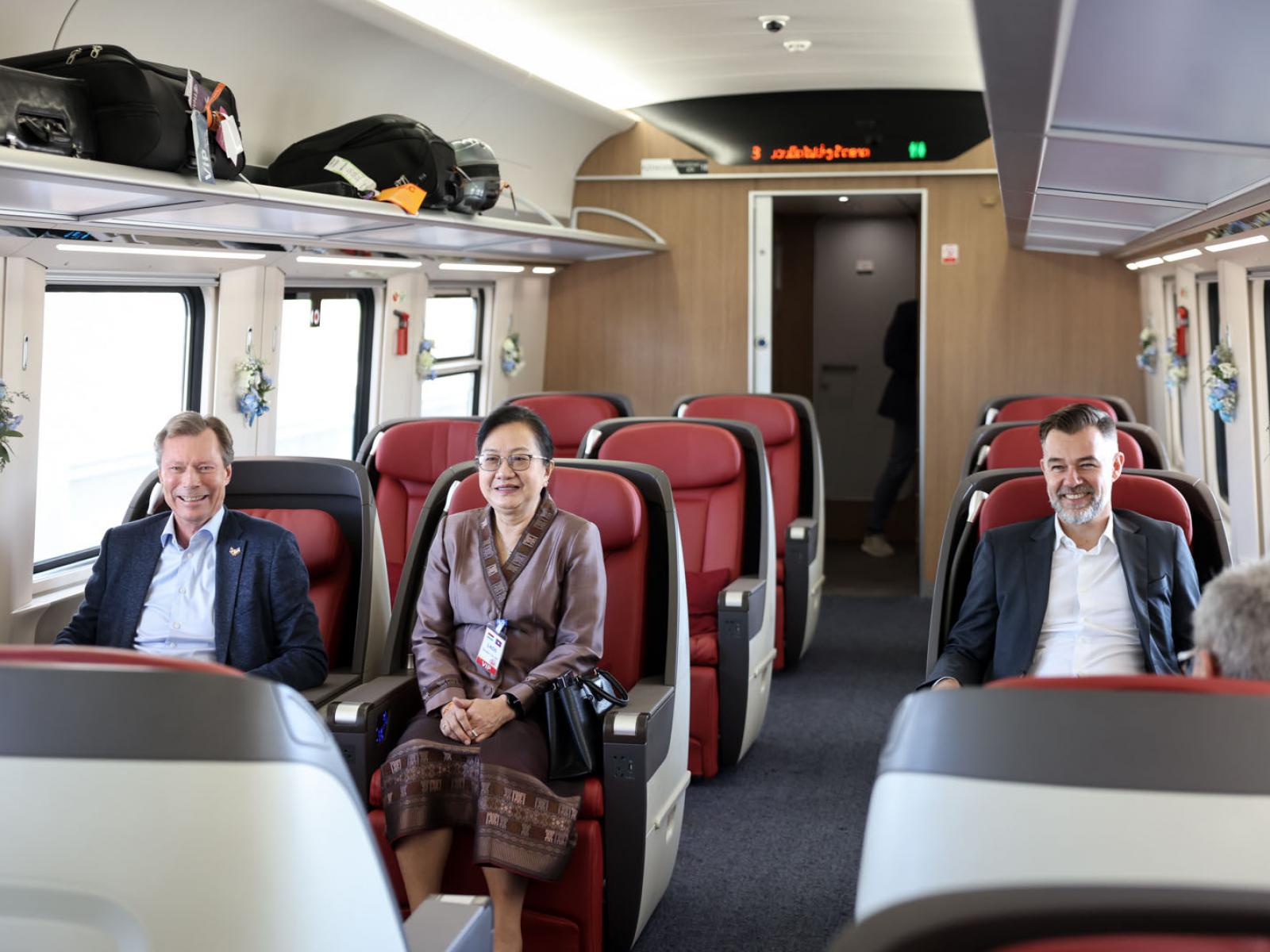 Le Grand-Duc et le Ministre dans le train pour Luang Prabang