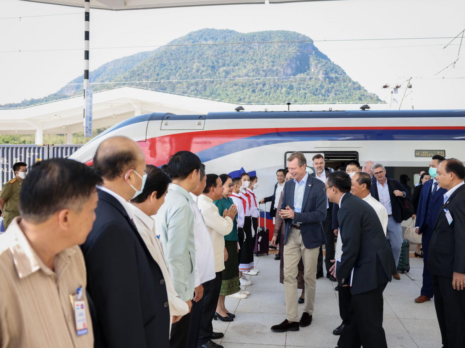 Le Grand-Duc est accueilli par la délégation lao à la descente du train